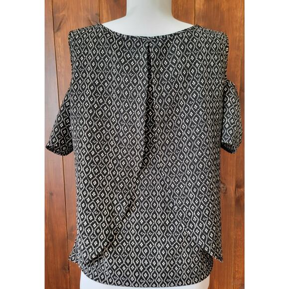 Meraki Women’s L Cold Shoulder Black Top Cream Floral Flutter Sleeves Cape Back - Picture 9 of 16